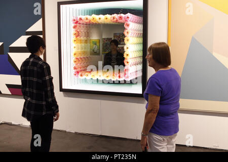 Houston, USA. 5. Okt, 2018. Menschen besuchen die Texas Messe für Zeitgenössische Kunst in Houston, USA, am Okt. 5, 2018. Credit: Song Qiong/Xinhua/Alamy leben Nachrichten Stockfoto