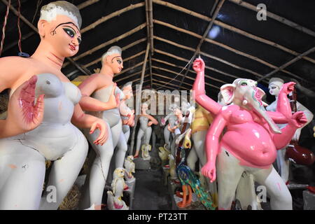 Kolkata, Indien. 6. Oktober, 2018. Göttin Durga mit ihren vier Kindern andere traditionelle Idole an Bataitala von Howrah Stadt für die bevorstehende die größte hinduistische Fest Durga Puja, in Westbengalen, Indien vorbereitet werden. Credit: Biswarup Ganguly/Alamy leben Nachrichten Stockfoto