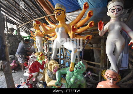 Kolkata, Indien. 6. Oktober, 2018. Göttin Durga mit ihren vier Kindern andere traditionelle Idole an Bataitala von Howrah Stadt für die bevorstehende die größte hinduistische Fest Durga Puja, in Westbengalen, Indien vorbereitet werden. Credit: Biswarup Ganguly/Alamy leben Nachrichten Stockfoto