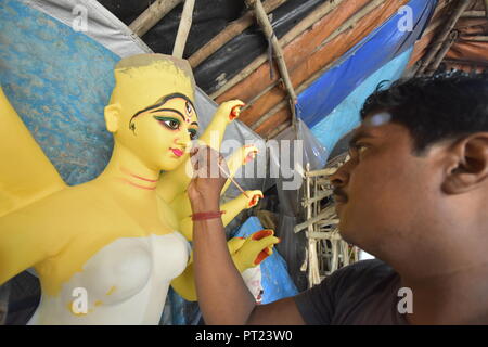 Kolkata, Indien. 6. Oktober, 2018. Göttin Durga traditionelle Idol wird an Bataitala von Howrah Stadt für die bevorstehende die größte hinduistische Fest Durga Puja, in Westbengalen, Indien vorbereitet. Credit: Biswarup Ganguly/Alamy leben Nachrichten Stockfoto
