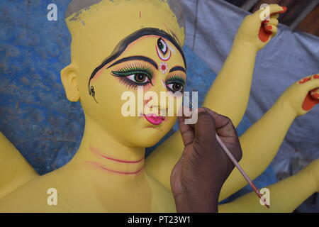 Kolkata, Indien. 6. Oktober, 2018. Göttin Durga traditionelle Idol wird an Bataitala von Howrah Stadt für die bevorstehende die größte hinduistische Fest Durga Puja, in Westbengalen, Indien vorbereitet. Credit: Biswarup Ganguly/Alamy leben Nachrichten Stockfoto