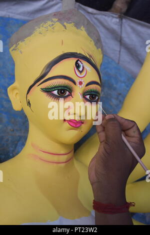 Kolkata, Indien. 6. Oktober, 2018. Göttin Durga traditionelle Idol wird an Bataitala von Howrah Stadt für die bevorstehende die größte hinduistische Fest Durga Puja, in Westbengalen, Indien vorbereitet. Credit: Biswarup Ganguly/Alamy leben Nachrichten Stockfoto
