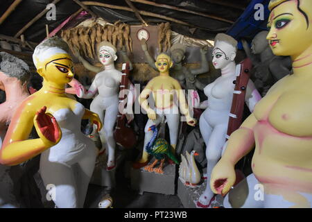 Kolkata, Indien. 6. Oktober, 2018. Göttin Durga mit ihren vier Kindern andere traditionelle Idole an Bataitala von Howrah Stadt für die bevorstehende die größte hinduistische Fest Durga Puja, in Westbengalen, Indien vorbereitet werden. Credit: Biswarup Ganguly/Alamy leben Nachrichten Stockfoto