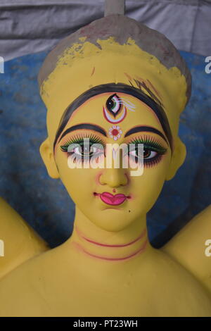 Kolkata, Indien. 6. Oktober, 2018. Göttin Durga traditionelle Idol wird an Bataitala von Howrah Stadt für die bevorstehende die größte hinduistische Fest Durga Puja, in Westbengalen, Indien vorbereitet. Credit: Biswarup Ganguly/Alamy leben Nachrichten Stockfoto