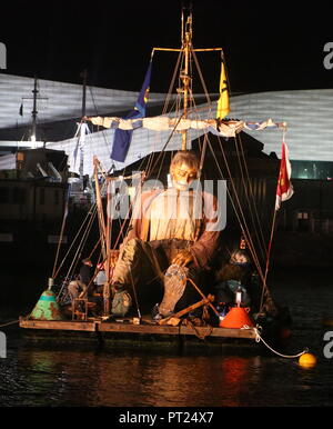 Liverpool, Großbritannien. 5. Oktober 2018. Riesige Marionette ruht auf einem schwimmenden Floß am Albert Dock, Liverpool. Credit: Ian Fairbrother/Alamy leben Nachrichten Stockfoto