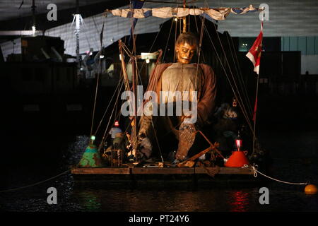 Liverpool, Großbritannien. 5. Oktober 2018. Riesige Marionette ruht auf einem schwimmenden Floß am Albert Dock, Liverpool. Credit: Ian Fairbrother/Alamy leben Nachrichten Stockfoto