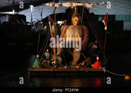 Liverpool, Großbritannien. 5. Oktober 2018. Riesige Marionette ruht auf einem schwimmenden Floß am Albert Dock, Liverpool. Credit: Ian Fairbrother/Alamy leben Nachrichten Stockfoto