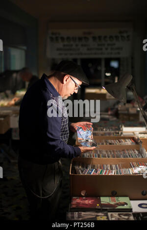 Freitag, 5. Oktober 2018. Rock'n'Roll Fans Durchsuchen der Vinyl und CD-Archiven für ihre Lieblingskünstler in der letzten überhaupt Hemsby Rock'n'Roll Weekender. Foto: Adrian Buck/Alamy Leben Nachrichten. Stockfoto