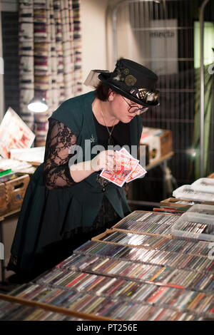 Freitag, 5. Oktober 2018. Rock'n'Roll Fans Durchsuchen der Vinyl und CD-Archiven für ihre Lieblingskünstler in der letzten überhaupt Hemsby Rock'n'Roll Weekender. Foto: Adrian Buck/Alamy Leben Nachrichten. Stockfoto