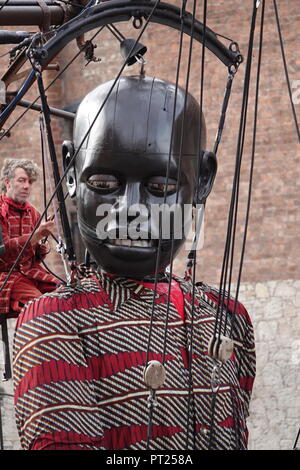 Liverpool, Großbritannien. 6. Oktober 2018. Tag 2 des Royal De Luxe riesigen SPEKTAKULÄREN, der kleine Junge Riese Spaziergänge rund um die Stadt. Credit: Ken Biggs/Alamy Leben Nachrichten. Stockfoto