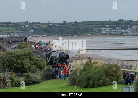 Penzance, Cornwall, UK. 6. Oktober 2018. Der Flying Scotsman war es der erste Besuch in Cornwall, Ankunft in Penzance heute Mittag, mit Zuschauer Packen der Brücken und Stege neben der Strecke. Foto: Simon Maycock/Alamy leben Nachrichten Stockfoto