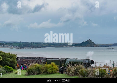 Penzance, Cornwall, UK. 6. Oktober 2018. Der Flying Scotsman war es der erste Besuch in Cornwall, Ankunft in Penzance heute Mittag, mit Zuschauer Packen der Brücken und Stege neben der Strecke. Foto: Simon Maycock/Alamy leben Nachrichten Stockfoto