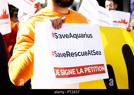 Brüssel, Belgien. 6. Oktober 2018. Die Leute, um einen Protest zu inszenieren, nachdem Wassermann's migrant Rettung Schiff Flagge Widerrufen nach angeblicher Druck von der italienischen Regierung. Alexandros Michailidis/Alamy leben Nachrichten Stockfoto