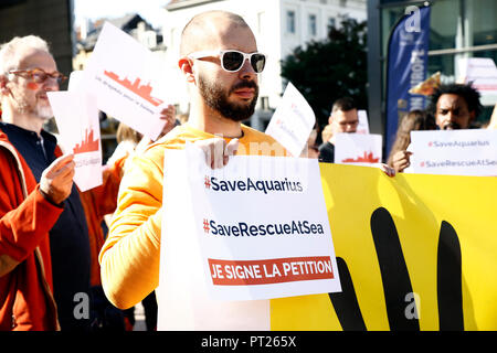 Brüssel, Belgien. 6. Oktober 2018. Die Leute, um einen Protest zu inszenieren, nachdem Wassermann's migrant Rettung Schiff Flagge Widerrufen nach angeblicher Druck von der italienischen Regierung. Alexandros Michailidis/Alamy leben Nachrichten Stockfoto