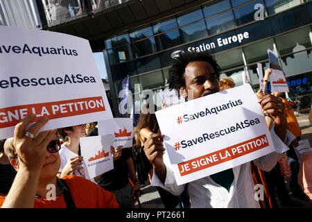 Brüssel, Belgien. 6. Oktober 2018. Die Leute, um einen Protest zu inszenieren, nachdem Wassermann's migrant Rettung Schiff Flagge Widerrufen nach angeblicher Druck von der italienischen Regierung. Alexandros Michailidis/Alamy leben Nachrichten Stockfoto