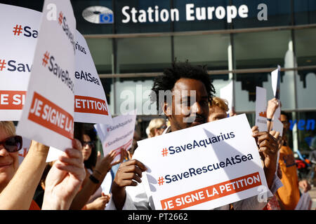 Brüssel, Belgien. 6. Oktober 2018. Die Leute, um einen Protest zu inszenieren, nachdem Wassermann's migrant Rettung Schiff Flagge Widerrufen nach angeblicher Druck von der italienischen Regierung. Alexandros Michailidis/Alamy leben Nachrichten Stockfoto