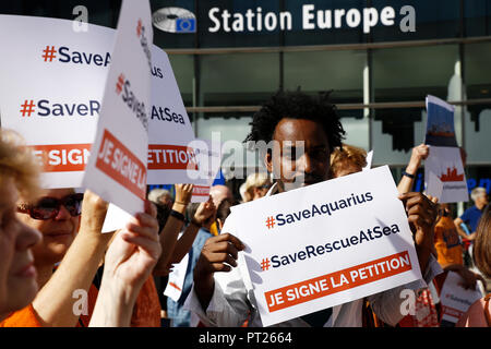 Brüssel, Belgien. 6. Oktober 2018. Die Leute, um einen Protest zu inszenieren, nachdem Wassermann's migrant Rettung Schiff Flagge Widerrufen nach angeblicher Druck von der italienischen Regierung. Alexandros Michailidis/Alamy leben Nachrichten Stockfoto