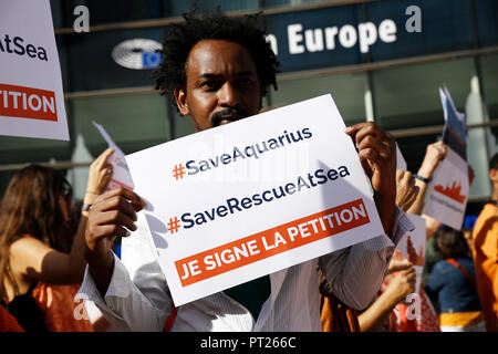 Brüssel, Belgien. 6. Oktober 2018. Die Leute, um einen Protest zu inszenieren, nachdem Wassermann's migrant Rettung Schiff Flagge Widerrufen nach angeblicher Druck von der italienischen Regierung. Alexandros Michailidis/Alamy leben Nachrichten Stockfoto