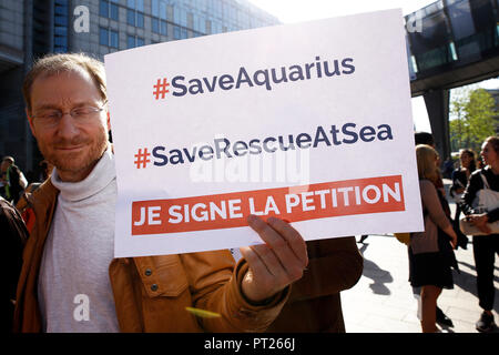 Brüssel, Belgien. 6. Oktober 2018. Die Leute, um einen Protest zu inszenieren, nachdem Wassermann's migrant Rettung Schiff Flagge Widerrufen nach angeblicher Druck von der italienischen Regierung. Alexandros Michailidis/Alamy leben Nachrichten Stockfoto