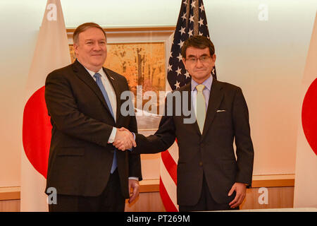 Tokio, Japan. 06 Okt, 2018. Us-Staatssekretär Mike Pompeo, Links, schüttelt Hände mit dem japanischen Außenminister Taro Kono vor Beginn ihrer bilateralen Treffen im Ministerium für auswärtige Angelegenheiten am 6. Oktober 2018 in Tokio, Japan. Pompeo gestoppt in Japan für Konsultationen, bevor Sie mit Nordkorea Diskussionen fortzusetzen. Credit: Planetpix/Alamy leben Nachrichten Stockfoto