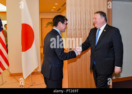 Tokio, Japan. 06 Okt, 2018. Us-Staatssekretär Mike Pompeo, rechts, schüttelt Hände mit dem japanischen Außenminister Taro Kono vor Beginn ihrer bilateralen Treffen im Ministerium für auswärtige Angelegenheiten am 6. Oktober 2018 in Tokio, Japan. Pompeo gestoppt in Japan für Konsultationen, bevor Sie mit Nordkorea Diskussionen fortzusetzen. Credit: Planetpix/Alamy leben Nachrichten Stockfoto