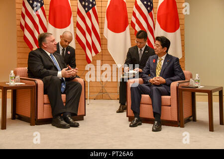 Tokio, Japan. 06 Okt, 2018. Us-Staatssekretär Mike Pompeo, links, bei einem bilateralen Treffen mit dem japanischen Ministerpräsidenten Shinzo Abe am Amtssitz der Kantei Oktober 6, 2018 in Tokio, Japan. Pompeo gestoppt in Japan für Konsultationen, bevor Sie mit Nordkorea Diskussionen fortzusetzen. Credit: Planetpix/Alamy leben Nachrichten Stockfoto