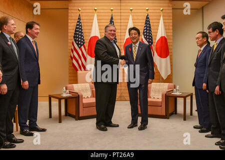 Tokio, Japan. 06 Okt, 2018. Us-Staatssekretär Mike Pompeo, Links, schüttelt Hände mit dem japanischen Premierminister Shinzo Abe vor dem Beginn einer bilateralen Sitzung am Amtssitz der Kantei Oktober 6, 2018 in Tokio, Japan. Pompeo gestoppt in Japan für Konsultationen, bevor Sie mit Nordkorea Diskussionen fortzusetzen. Credit: Planetpix/Alamy leben Nachrichten Stockfoto