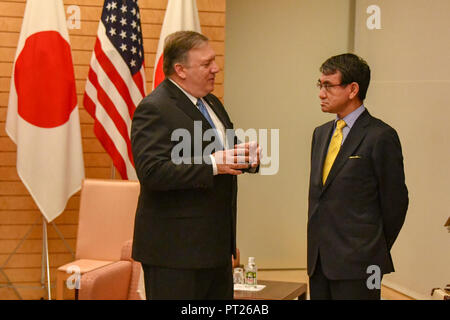 Tokio, Japan. 06 Okt, 2018. Us-Staatssekretär Mike Pompeo Chats mit dem japanischen Außenminister Taro Kono vor einem Treffen mit dem japanischen Ministerpräsidenten Shinzo Abe am Amtssitz der Kantei Oktober 6, 2018 in Tokio, Japan. Pompeo gestoppt in Japan für Konsultationen, bevor Sie mit Nordkorea Diskussionen fortzusetzen. Credit: Planetpix/Alamy leben Nachrichten Stockfoto