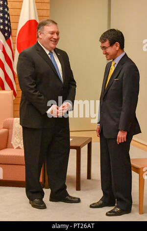 Tokio, Japan. 06 Okt, 2018. Us-Staatssekretär Mike Pompeo Chats mit dem japanischen Außenminister Taro Kono vor einem Treffen mit dem japanischen Ministerpräsidenten Shinzo Abe am Amtssitz der Kantei Oktober 6, 2018 in Tokio, Japan. Pompeo gestoppt in Japan für Konsultationen, bevor Sie mit Nordkorea Diskussionen fortzusetzen. Credit: Planetpix/Alamy leben Nachrichten Stockfoto