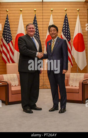 Tokio, Japan. 06 Okt, 2018. Us-Staatssekretär Mike Pompeo, Links, schüttelt Hände mit dem japanischen Premierminister Shinzo Abe vor dem Beginn einer bilateralen Sitzung am Amtssitz der Kantei Oktober 6, 2018 in Tokio, Japan. Pompeo gestoppt in Japan für Konsultationen, bevor Sie mit Nordkorea Diskussionen fortzusetzen. Credit: Planetpix/Alamy leben Nachrichten Stockfoto