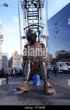 Liverpool, Großbritannien. 6. Oktober 2018. Tag 2 des Royal De Luxe riesigen SPEKTAKULÄREN, der kleine Junge Riese hat eine Siesta bei Mann Insel. Credit: Ken Biggs/Alamy Leben Nachrichten. Stockfoto