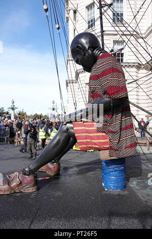 Liverpool, Großbritannien. 6. Oktober 2018. Tag 2 des Royal De Luxe riesigen SPEKTAKULÄREN, der kleine Junge Riese hat eine Siesta bei Mann Insel. Credit: Ken Biggs/Alamy Leben Nachrichten. Stockfoto