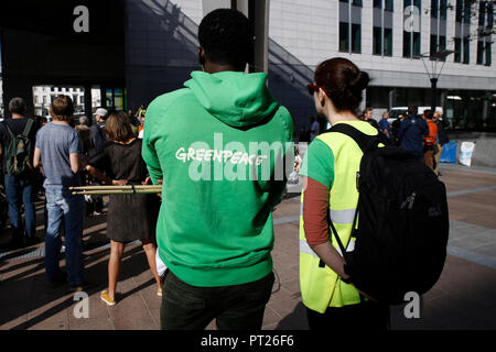 Brüssel, Belgien. 6. Okt. 2018. Aktivisten halten Plakate und skandieren Parolen während einer Demonstration zu sofort eine Aktion zum Klimawandel im Europäischen Parlament fordern. Alexandros Michailidis/Alamy leben Nachrichten Stockfoto