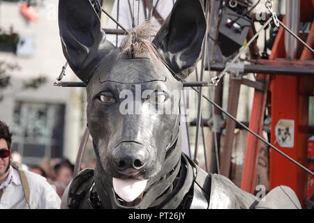 Liverpool, Großbritannien. 6. Oktober 2018. Tag 2 des Royal De Luxe riesigen spektakulären, in der Nähe von Xolo, den Hund. Credit: Ken Biggs/Alamy Leben Nachrichten. Stockfoto