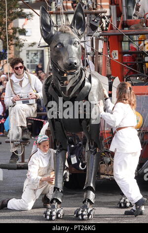 Liverpool, Großbritannien. 6. Oktober 2018. Tag 2 des Royal De Luxe riesigen spektakulären, xolo der Hund bekommt eine Wäsche von der Liliputaner. Credit: Ken Biggs/Alamy Leben Nachrichten. Stockfoto