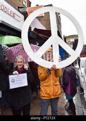 3 Blackstock Road, London, UK. 6. Oktober 2018. Menschen gedenken Gerald Holtom, der International Peace Symbol erstellt außerhalb Was war der Frieden Nachrichten Büro, wo das Symbol zum ersten Mal verwendet wurde. Quelle: Matthew Chattle/Alamy leben Nachrichten Stockfoto