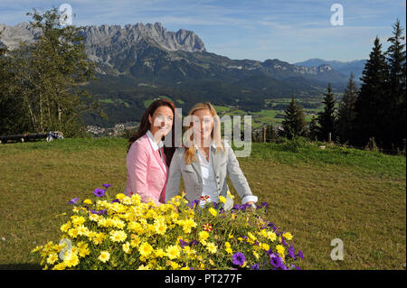 Ellmau, Österreich. 06 Okt, 2018. Schwestern Sigrid (L) und Marina Hutterer von der Österreichischen Schlager vocal Duo auf der Ruebezahlalm in der Nähe von Ellmau am Rande der Musikherbst am Wilden Kaiser ('Music Herbst am Wilden Kaiser"). Volksmusik Sänger geht auf Tournee mit "Heimatgefühle zur Weihnachtszeit' ('Gefühle von Zuhause in der Weihnachtszeit') zwischen 29. November und 22. Dezember 2018, die vor allem in den neuen Bundesländern. Credit: Ursula Düren/dpa/Alamy leben Nachrichten Stockfoto