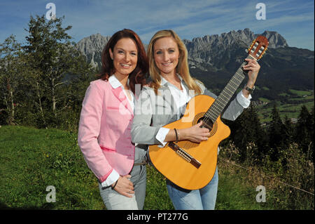 Ellmau, Österreich. 06 Okt, 2018. Schwestern Sigrid (L) und Marina Hutterer von der Österreichischen Schlager vocal Duo mit einer Gitarre auf die Ruebezahlalm in der Nähe von Ellmau am Rande der Musikherbst am Wilden Kaiser ('Music Herbst am Wilden Kaiser"). Volksmusik Sänger geht auf Tournee mit "Heimatgefühle zur Weihnachtszeit' ('Gefühle von Zuhause in der Weihnachtszeit') zwischen 29. November und 22. Dezember 2018, die vor allem in den neuen Bundesländern. Credit: Ursula Düren/dpa/Alamy leben Nachrichten Stockfoto