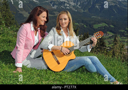 Ellmau, Österreich. 06 Okt, 2018. Schwestern Sigrid (L) und Marina Hutterer von der Österreichischen Schlager vocal Duo mit einer Gitarre auf die Ruebezahlalm in der Nähe von Ellmau am Rande der Musikherbst am Wilden Kaiser ('Music Herbst am Wilden Kaiser"). Volksmusik Sänger geht auf Tournee mit "Heimatgefühle zur Weihnachtszeit' ('Gefühle von Zuhause in der Weihnachtszeit') zwischen 29. November und 22. Dezember 2018, die vor allem in den neuen Bundesländern. Credit: Ursula Düren/dpa/Alamy leben Nachrichten Stockfoto