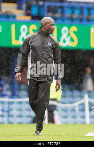 Portsmouth, Großbritannien. 06 Okt, 2018. Ehemalige AFC Bournemouth und Burnley Spieler Ian Cox jetzt coaching Gillingham während der efl Sky Bet Liga 1 Übereinstimmung zwischen Portsmouth und Gillingham an Fratton Park, Portsmouth, England am 6. Oktober 2018. Foto von Simon Carlton. Nur die redaktionelle Nutzung, eine Lizenz für die gewerbliche Nutzung erforderlich. Keine Verwendung in Wetten, Spiele oder einer einzelnen Verein/Liga/player Publikationen. Credit: UK Sport Pics Ltd/Alamy leben Nachrichten Stockfoto