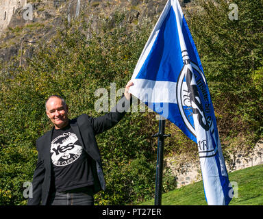 Holyrood Edinburgh, Edinburgh, Schottland, Vereinigtes Königreich, 6. Oktober 2018. Alle unter einem Banner (auob) schottischen März und Rally für die Unabhängigkeit. AOUB ist ein pro-unabhängigkeit Kampagne für deren Ziel ist es, in regelmäßigen Abständen zu März bis Schottland Unabhängigkeit erreicht. Tommy Sheridan, Unabhängigkeit Unterstützer, Wellen, die einen ja Banner unten Edinburgh Castle Stockfoto