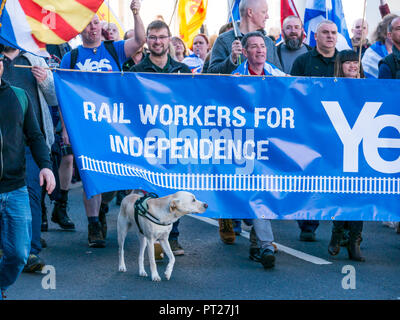 Holyrood Edinburgh, Edinburgh, Schottland, Vereinigtes Königreich, 6. Oktober 2018. Alle unter einem Banner (auob) schottischen März und Rally für Unabhängigkeit, mit Unterstützern auf der Royal Mile, dem Holyrood Park für eine Rallye. AOUB ist ein pro-unabhängigkeit Kampagne für deren Ziel ist es, in regelmäßigen Abständen zu März bis Schottland Unabhängigkeit erreicht. Eisenbahner für die Unabhängigkeit März halten ein Banner Stockfoto