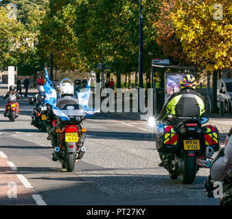 Holyrood, Edinburgh, Schottland, Großbritannien, 6. Oktober 2018. All Under One Banner (AUOB) schottischer Marsch und Kundgebung für Unabhängigkeit. AOUB ist eine Unabhängigkeitskampagne, deren Hauptziel es ist, in regelmäßigen Abständen zu marschieren, bis Schottland die Unabhängigkeit erlangt. Ja Biker Unabhängigkeit Anhänger auf Motorrädern gehen zu Holyrood Park für die Rallye Stockfoto