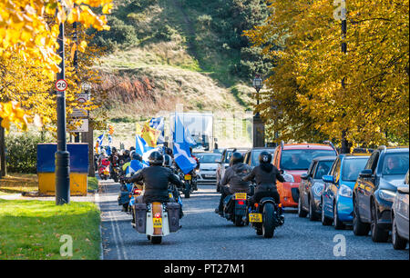 Holyrood, Edinburgh, Schottland, Großbritannien, 6. Oktober 2018. All Under One Banner (AUOB) schottischer Marsch und Kundgebung für Unabhängigkeit. AOUB ist eine Unabhängigkeitskampagne, deren Hauptziel es ist, in regelmäßigen Abständen zu marschieren, bis Schottland die Unabhängigkeit erlangt. ‘Ja Biker’ Unabhängigkeit Anhänger auf Motorrädern gehen zu Holyrood Park für die Rallye Stockfoto