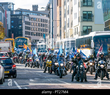 Holyrood, Edinburgh, Schottland, Großbritannien, 6. Oktober 2018. All Under One Banner (AUOB) schottischer Marsch und Kundgebung für Unabhängigkeit. AOUB ist eine Unabhängigkeitskampagne, deren Hauptziel es ist, in regelmäßigen Abständen zu marschieren, bis Schottland die Unabhängigkeit erlangt. Ja Biker Unabhängigkeit Anhänger auf Motorrädern gehen zu Holyrood Park für die Rallye Stockfoto