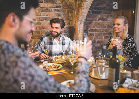 Familie und Freunde zum Abendessen genießen, Essen, Trinken, Spaß haben Stockfoto