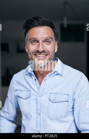 Portrait von Laughing Man tragen Jeanshemd Hellblau Stockfoto