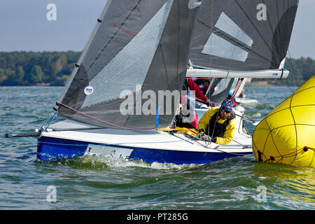 Sport Yacht in einem Rennen dreht sich um eine Boje Stockfoto