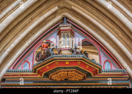 Die Wells Cathedral Clock ist eine kunstvolle astronomische Uhren im nördlichen Querschiff der Somerset Sehenswürdigkeiten Kathedrale. Stockfoto