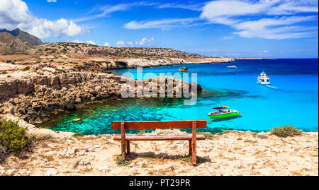 Unglaubliche Natur in Agya Napa, Ansicht mit azurblauen Meer und einzigartige Steine, Zypern Insel. Stockfoto